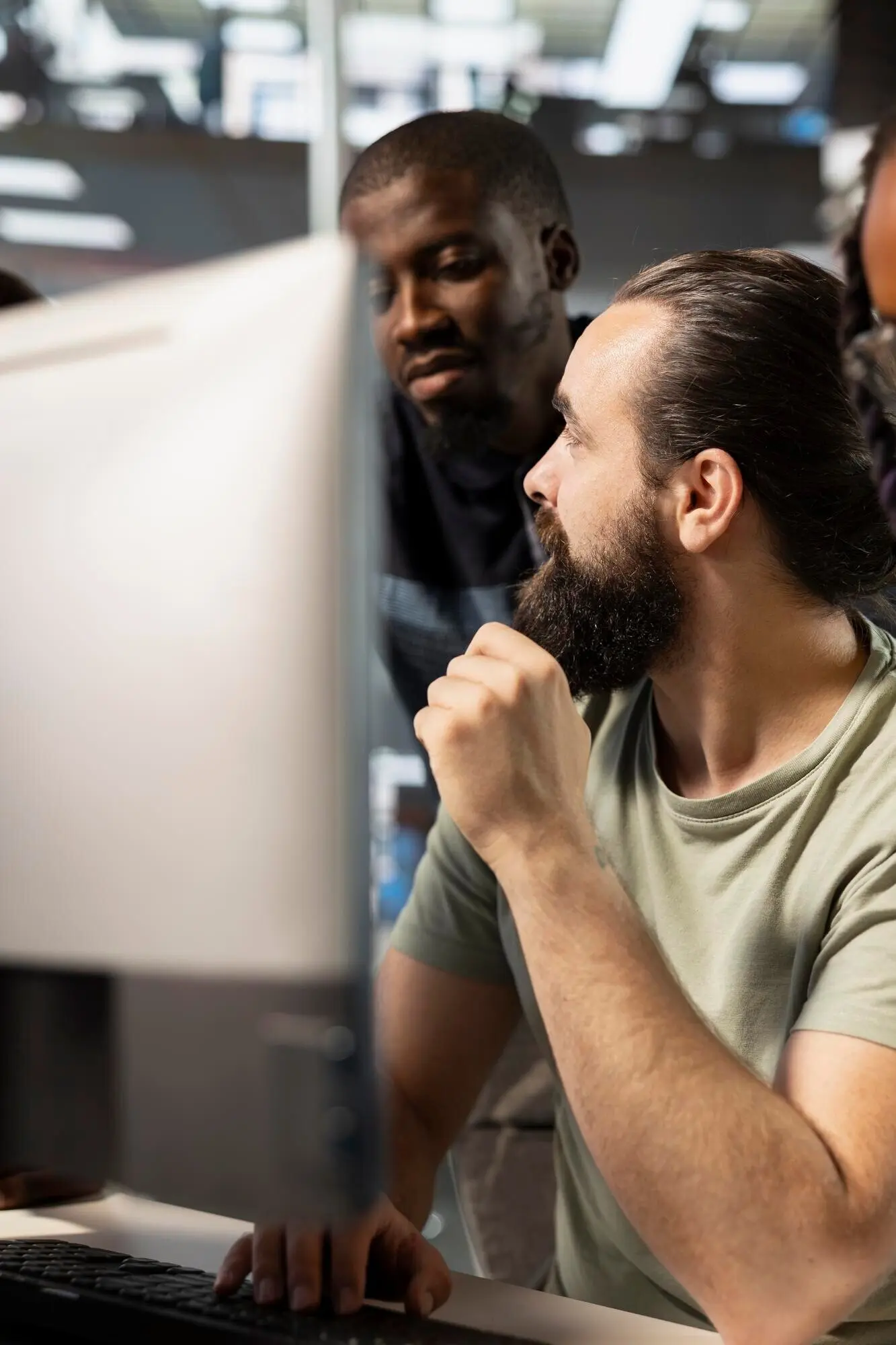 Im Büro gemeinsam arbeitende Kollegen, die beim Brainstorming diskutieren.