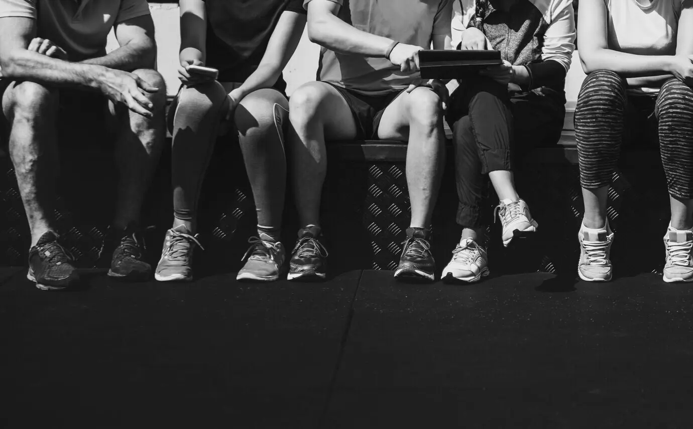 Gruppe unterschiedlicher Athleten, die zusammensitzen